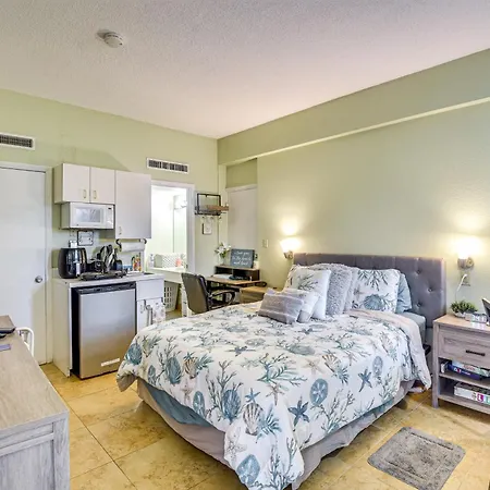 Cozy Beachfront Condo In Daytona Beach Shores!